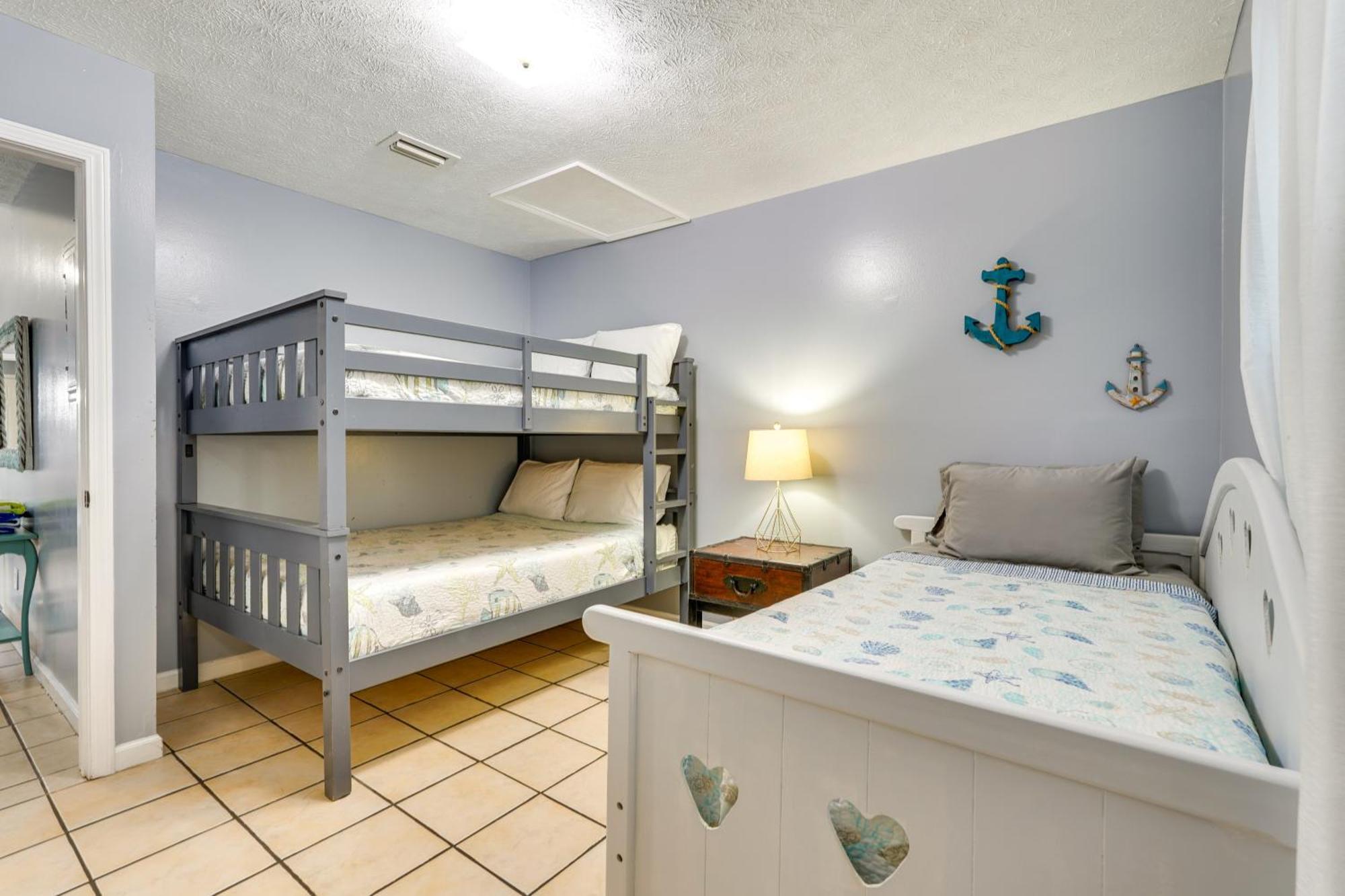 Pet-friendly Pcb Duplex - Walk To Beach!