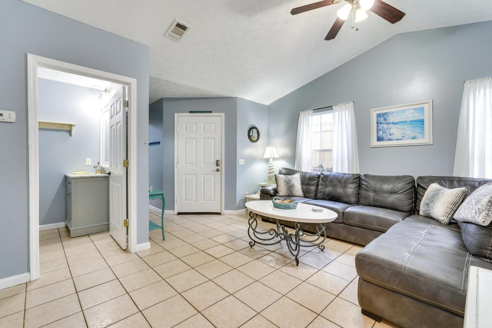 Pet-friendly Pcb Duplex - Walk To Beach! Holiday home *
